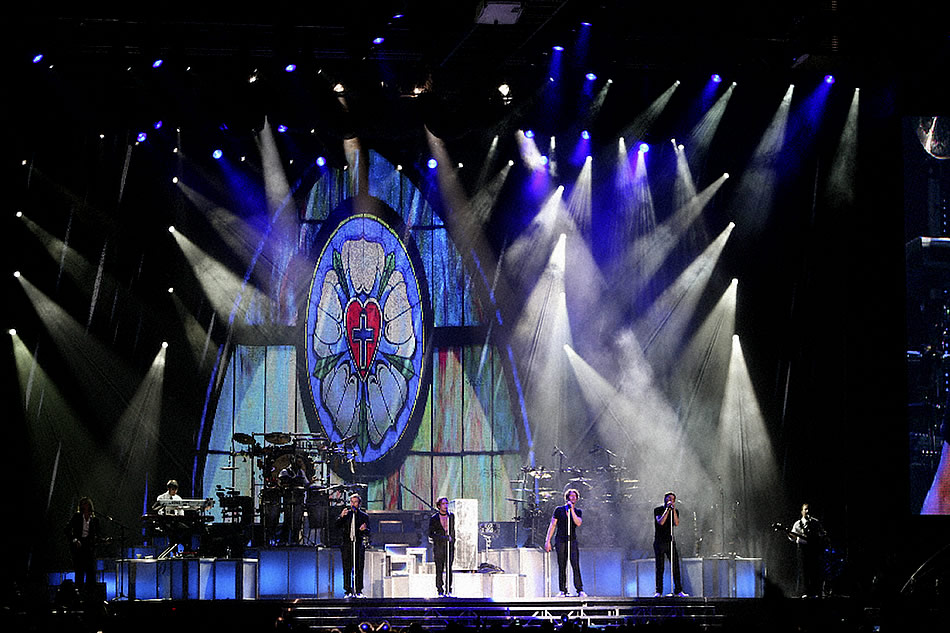 Taka That stadium tour 2007 image 03 on stage