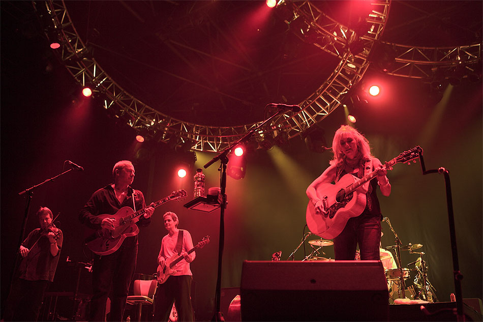 Mark Knopfler & Emmylou Harris image 04 on stage