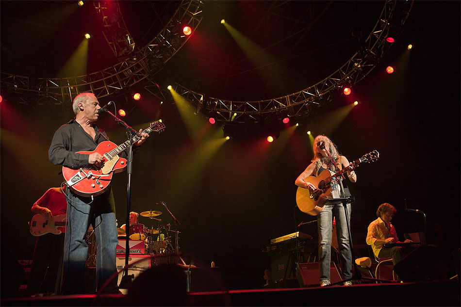 Mark Knopfler & Emmylou Harris image 05 on stage